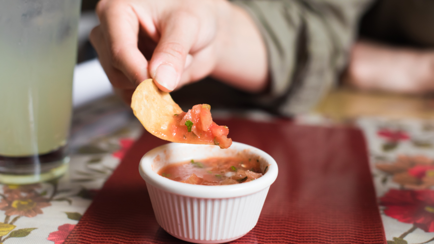 Att dippa med samma chips flera gånger i samma dippsås kan leda till bakteriespridning, det menar forskare som studerat fenomenet närmare. Foto: Shutterstock